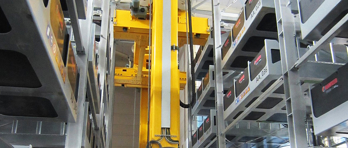 Ausschnitt_Batteriewechselstation_mit_Batterien_in_Regalen_auf_dem_Hafengelände_Maasvlakte