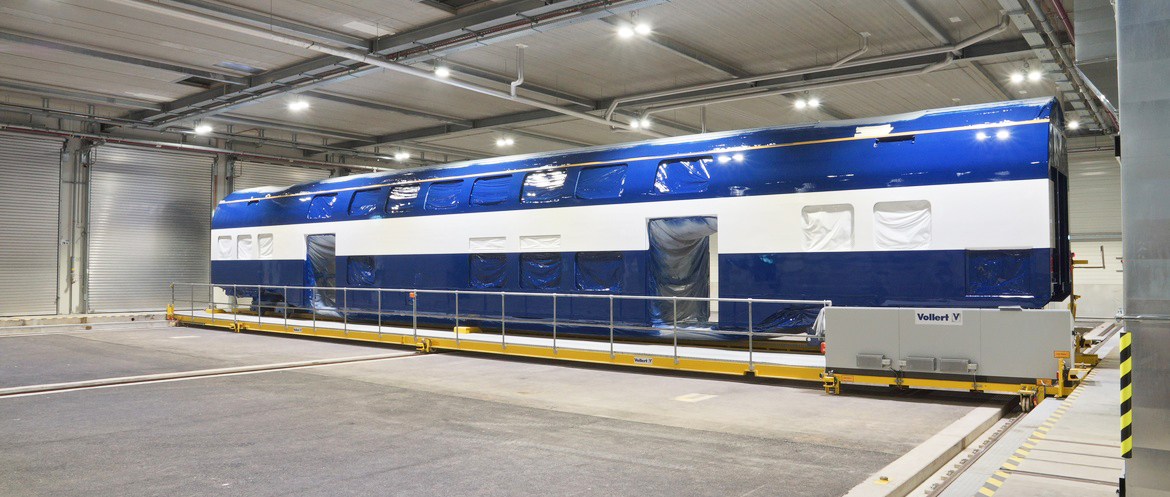 Seitenansicht_eines_Reisezugwaggons_auf_einer_Schiebebühne_zum_auf_und_abschieben_in_die_Oberflächenbehandlungskabinen_bei_Siemens