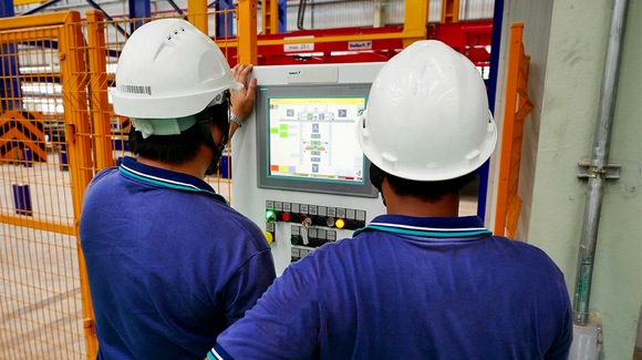 Kunde_überwacht_die_Abläufe_der_Produktion_über_die_Steuerung_am_Monitor