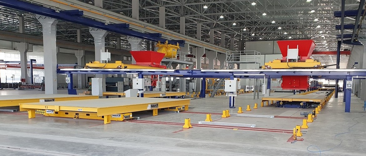 Ansicht_in_die_Produktionshalle_mit_zwei_Produktionslinien_mit_Palletten_und_Betonverteilern_bei_EGI