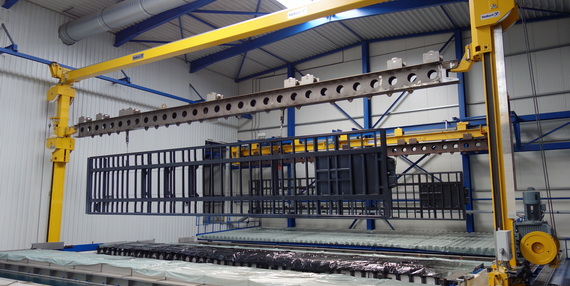 Flurfahrender_Tauchmanipulator_bedient_Becken_zur_Vorbehandlung_bei_Giga_Coating