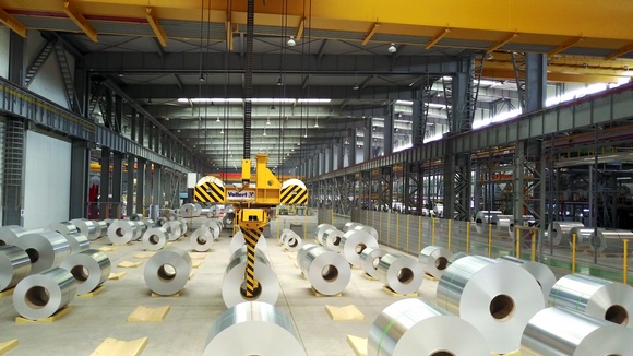 Automatikkran_mit_Drehwerk_greift_Aluminium_Coil_vom_Boden_im_Flachlager_bei_Zhongwang