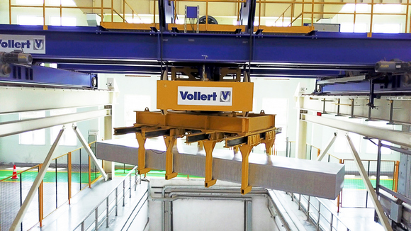 Automatikkran_mit_hydraulischem_Greifer_fast_Aluminium_Brammen_und_transportiert_bei_Zhongwang