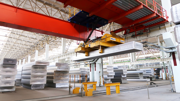 Automatikkran_mit_lasergesteuertem_Messsystem_transportiert_Aluminium_Brammen_bei_Zhongwang