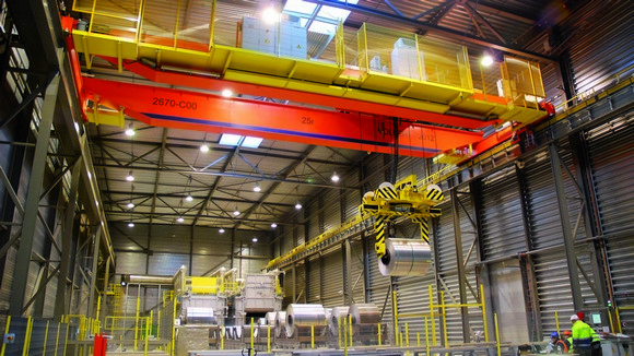 Spezialkran_mit_Dreh_Hub_und_Katzfahrwerk_transportiert_Aluminium_Coils_bei_Aleris