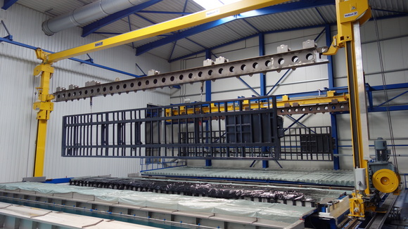 Flurfahrender_Tauchmanipulator_bedient_Becken_zur_Vorbehandlung_bei_Giga_Coating