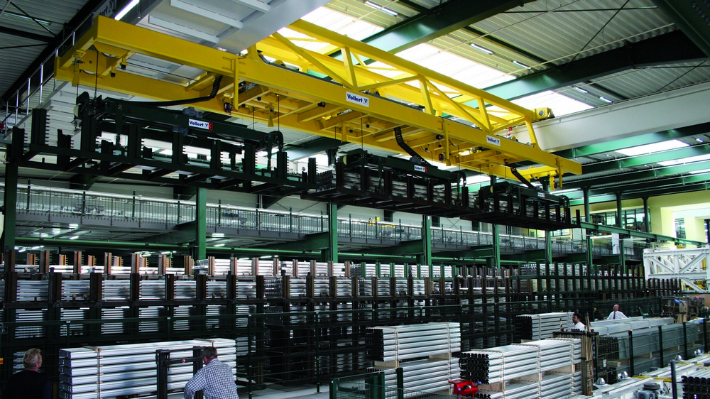 Automatikkran_mit_drei_synchronen_Hubwerken_für_den_Transport_von_Aluminiumprofilen_bei_Schletter