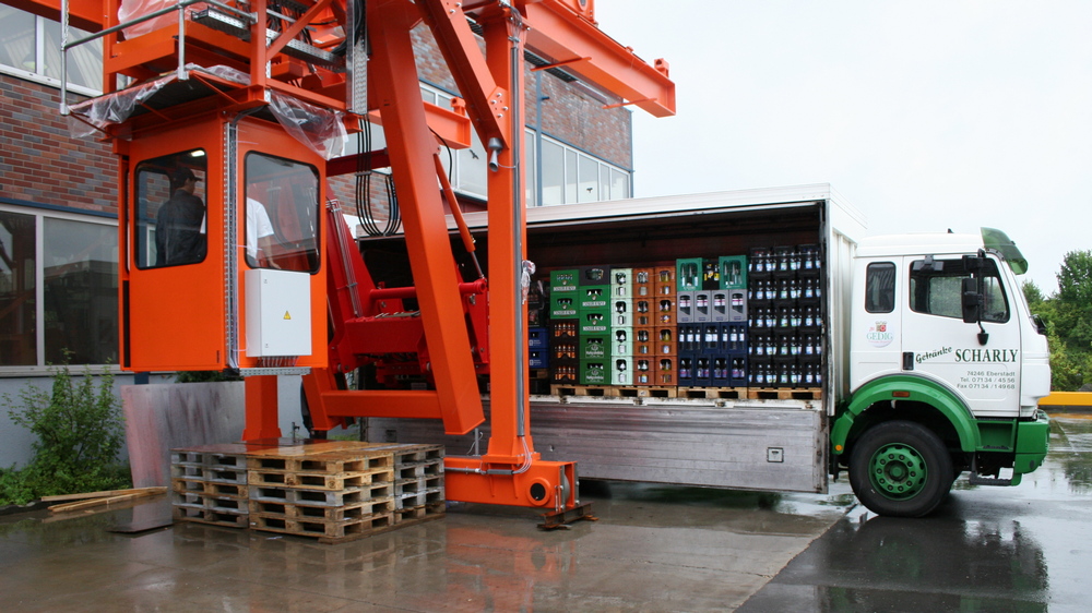 Sonderkran_für_die_LKW_Verladung_bei_Login_Beverage
