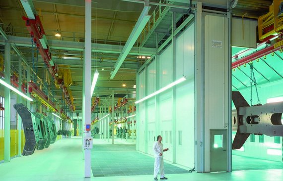 Be_und_Entladekran_beim_fahren_in_eine_Reinigungskabine_mit_einem_frei_hängenden_Grossbauteil_bei_Liebherr