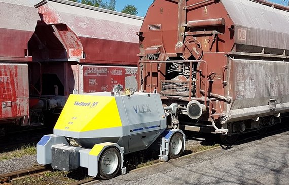 Zweiwegefahrzeug_VLEX_20_verzieht_Güterwaggons_von_Rheinkalk