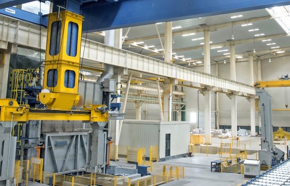 Automatikkrank_für_den_Transport_von_18_Tonnen_schweren_Aluminiumbrammen_Ansicht_von_der_Seite_bei_Xiashun