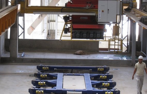 Kombinierte_Schüttel_Rüttelstation_zum_Verdichten_des_Betons_mit_einem_SMART_CAST_Betonverteiler_bei_Precast_India