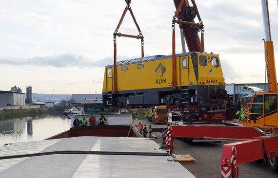 Robot für ADM wird auf Schiff geladen