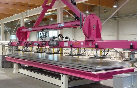 Automatikkran_beim_Aufstapeln_von_Aluminiumplatten_auf_einer_Palette_bei_AMAG