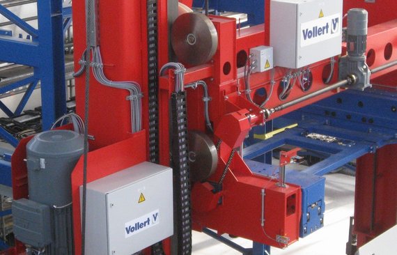 Ausschnitt_einer_vollautomatischen_Batteriewechselstation_für_den_Austausch_von_12_Tonnen_schweren_Batterien_bei_HHLA