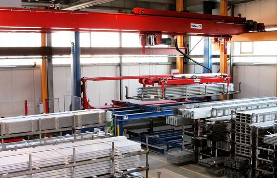 Automatikkran_beim_Einlagern_von_Aluminiumprofilen_bei_APT