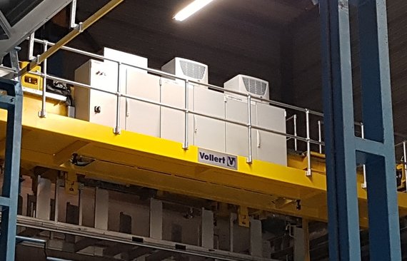 Automatikkran_mit_einer_verfahrgeschwindigkeit_von_vier_Meter_pro_Sekunde_im_Strangpresswerk_bei_Neumann_Aluminium