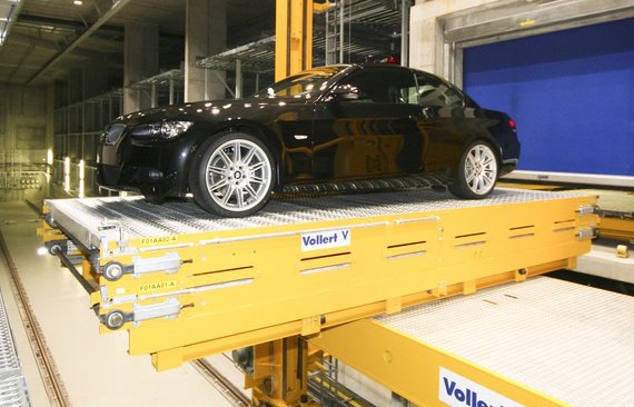 BMW_auf_einer_Fahrzeugpalette_eines_Regalbediengerätes_im_Tagesspeicher_zum_Ein_und_Auslagern_der_Fahrzeue_bei_BMW