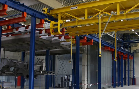 Be_und_Entladekran_vor_der_Einfahrt_in_einen_Ofen_bei_Wirtgen