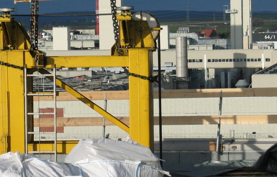 Bauteil_eines_Regalbediengerätes_guckt_aus_dem_Dach_der_Produktionshalle_bei_Mercedes