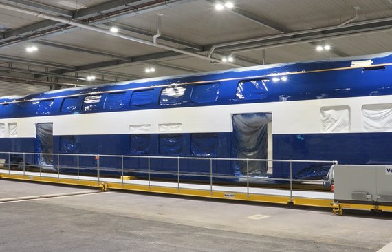 Waggon_auf_einer_Schiebebühne_für_das_automatische_Ein_und_Ausfahren_in_die_Beschichtungskabinen_bei_Siemens