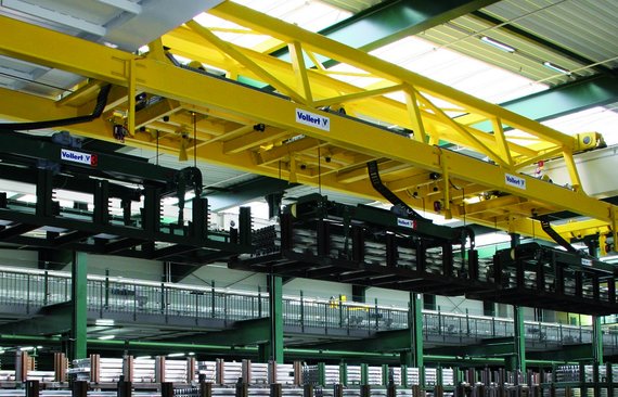 Spezialkran_mit_drei_Hubwerken_die_Aluminiumprofile_in_verschiedenen_längen_synchron_heben_können_bei_Schletter