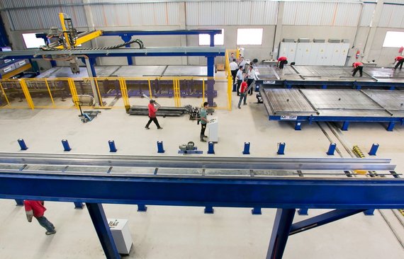 Ansicht_von_oben_auf_die_Produktionshalle_für_die_Herstellung_von_Massivbetonteilen_bei_M3SP