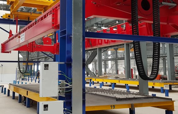Deckenfahrendes_VArio_TURN_Paletten_Wendegerät_für_die_Produktion_von_Doppelwänden_bei_Baoye