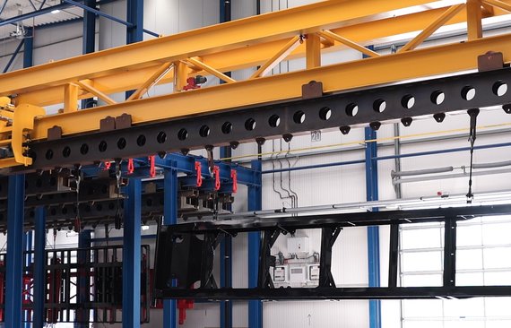 Manipulator_transportiert_Grossbauteil_in_Querrichtung_bei_Giga_Coating