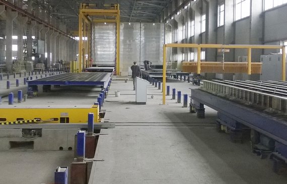 Umlaufanlage_mit_Quertransporttechnik_für_die_Produktion_von_Sandwichwänden_bei_KKK_Beton