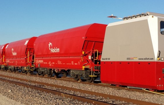 Rangier_Robot_KR_100_in_Frankreich_beim_Transport_von_Waggons_mit_Schüttgut_für_Eqiom