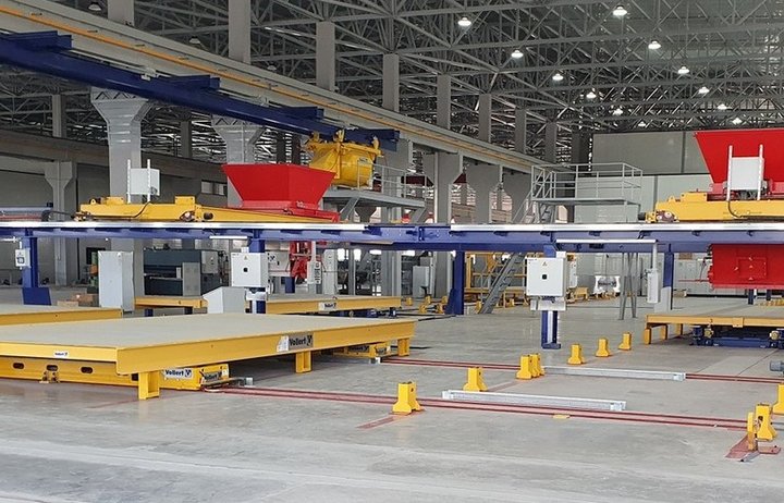 Ansicht_in_die_Produktionshalle_mit_zwei_Produktionslinien_mit_Palletten_und_Betonverteilern_bei_EGI