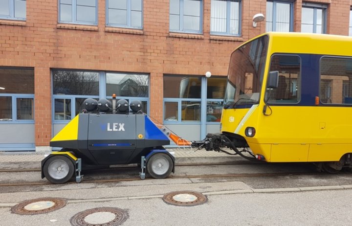 VLEX 20 zieht Straßenbahn der SSB Seitenansicht