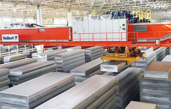 Ansicht_von_oben_auf_ein_Automatikkran_mit_lasergesteuertem_Messsystem_beim_Transport_von_Aluminium_Brammen_bei_Zhongwang