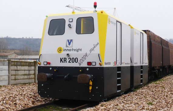 Elektrisch_betriebener_Rangier_Robot_KR_200_verzieht_Hackschnitzelwaggons_bei_Mondi