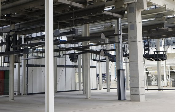 Verfahrbare_Verteilmanipulatoren_mit_Bauteilen_übernehmen_über_120_Meter_den_Transport_zu_den_Berabeitungsplätzen_bei_Benninghoven