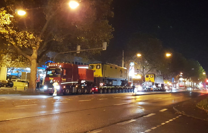 Robot für ADM wird auf LKW transportiert straßenansicht