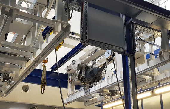 Zwei_Verteilmanipulatoren_in_der_Großteillackieranlage_Ansicht_von_unten_bei_Arburg