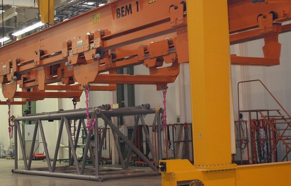 15_Meter_hoher_Be_und_Entladekran_nimmt_ein_tonnenschweres_Werkstück_vom_Boden_auf_bei_Liebherr