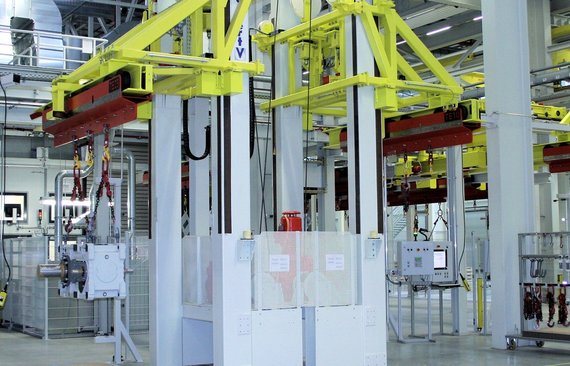 Verteilmanipulatoren_mit_Bauteilen_am_Anfang_der_zwei_Lackierstrassen_bei_SEW