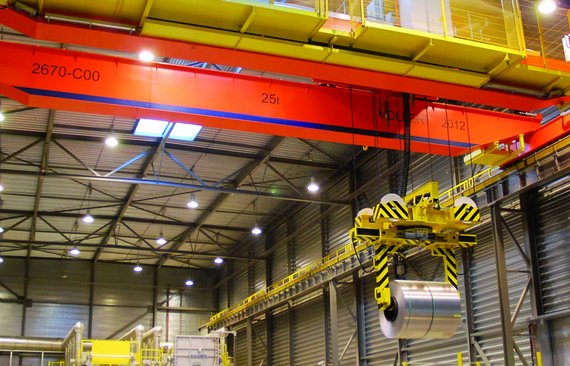 Spezialkran_mit_Dreh_Hub_und_Katzfahrwerk_transportiert_Aluminium_Coil_bei_Aleris
