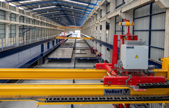 Ansicht_in_die_Produktionahalle_auf_eine_CSP_Anlage_für_die_Produktion_von_Massivbetonteilen_bei_DSC