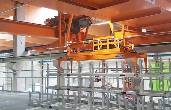 Automatikkran_mit_Katzfahrwerk_und_Korb_für_den_Transport_von_Aluminiumprofilen_bei_HAI