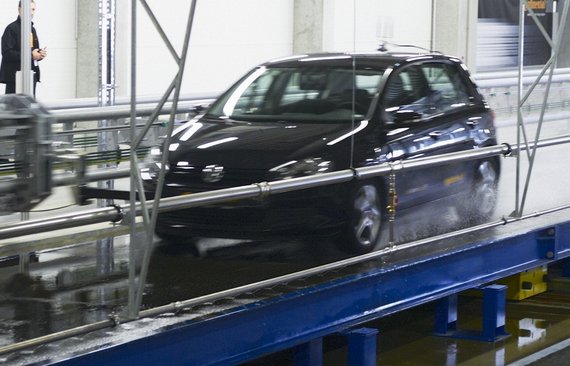 Ein_VW_auf_einer_Indoor_Reifentestanlage_für_ witterungsunabhängige_Bremstests_unter_konstanten_Bedingungen_bei_Continental