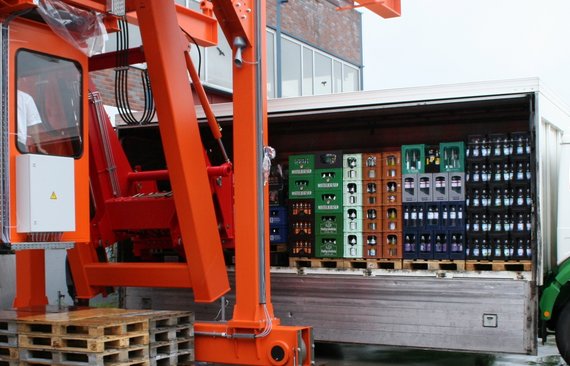 Spezial_Truckloader_mit_hydraulisch_verstellbaren_Gabelzinken_beim_Verladen_eines_Lkws_mit_Getränkekisten_bei_Login_Beverage