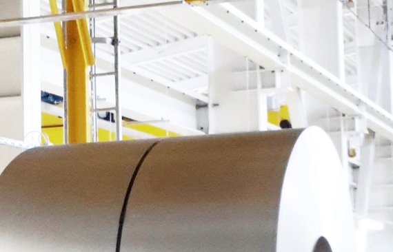 Ausschnitt_vom_Coilkran_beim_Greifen_eines_Aluminiumcoils_bei_Hydro