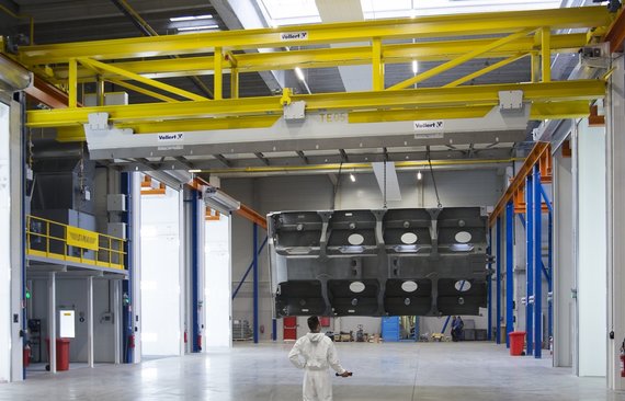 Verteilmanipulator_beim_Transport_eines_Grossbauteils_in_die_Sandstrahlkabine_bei_Fymonville