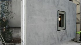 Hängende_Sandwichwand_mit_Fenster_und_Sichtbetonoberfläche